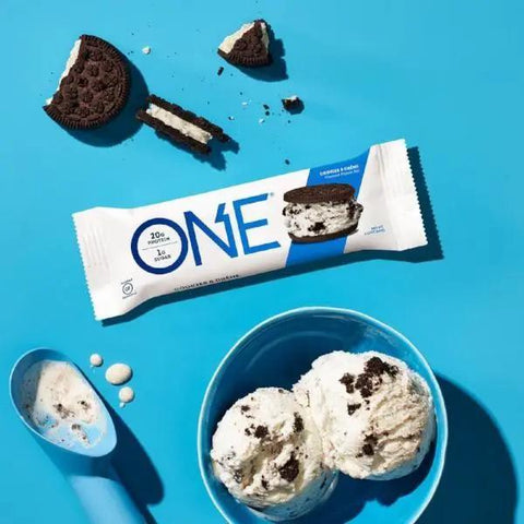 ONE Bar Cookies & Cream - baton proteinowy o smaku kruchych ciasteczek z kremem śmietankowym by ONE Bar (aka OhYeah! ISS Research)) (ohyeah-one-cookies-cream)