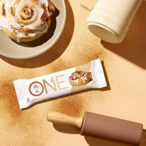 ONE Bar Cinnamon Roll - baton białkowy 1g cukru, 21g białka by ONE Bar (aka OhYeah! ISS Research)) (ohyeah-one-cinnamon-roll)