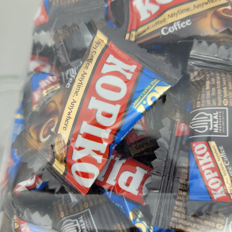 Guiltfree Kopiko Sugar Free to intensywne cukierki kawowe w opakowaniu 500g, pakowane indywidualnie w czarno-czerwone folie.