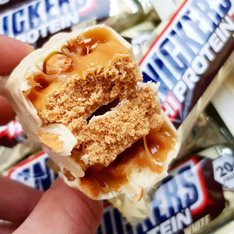 Snickers Hi-Protein White - baton białkowy 20g białka, Biała Czekolada, Karmel & Masło Orzechowe by Mars & Snickers (snickers-hi-protein-white-baton-bialkowy-20g-bialka-biala-czekolada-karmel-maslo-orzechowe)