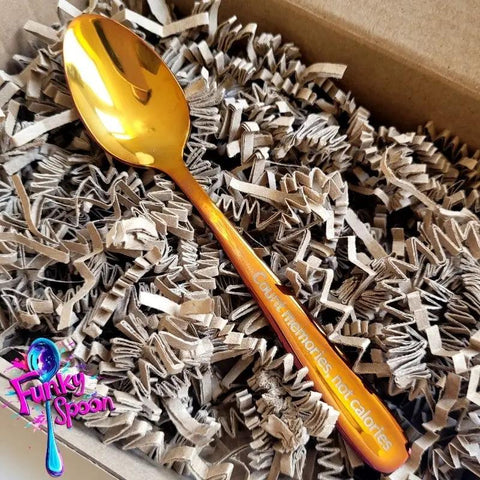 Funky Spoon grawerowana łyżka z afirmacją, Miodowe Złoto 14cm, Count Memories, not Calories by Funky Flavors (funky-spoon-grawerowana-lyzka-z-afirmacja-miodowe-zloto-14cm-count-memories-not-calories)