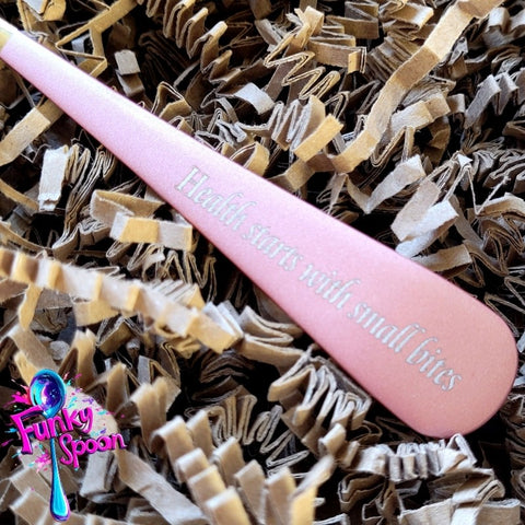 Funky Spoon grawerowana łyżka z afirmacją, Złoto & Róż, 17cm, Health starts with small Bites by Funky Flavors (funky-spoon-grawerowana-lyzka-z-afirmacja-zloto-roz-17cm-health-starts-with-small-bites)