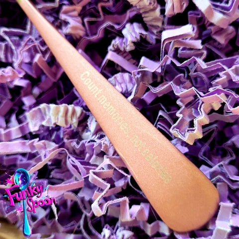Funky Spoon grawerowana łyżka z afirmacją, Srebro & Róż, 17cm, Count memories, not calories by Funky Flavors (funky-spoon-grawerowana-lyzka-z-afirmacja-srebro-roz-17cm-count-memories-not-calories)
