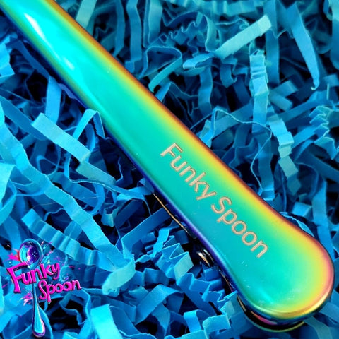 Funky Spoon grawerowana łyżeczka miarowa z klamrą uszczelniającą, Tęczowa by Funky Flavors (funky-spoon-grawerowana-lyzeczka-miarowa-z-klamra-uszczelniajaca-teczowa)