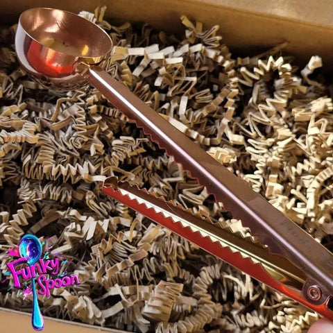 Funky Spoon grawerowana łyżeczka miarowa z klamrą uszczelniającą, Rose Gold by Funky Flavors (funky-spoon-grawerowana-lyzeczka-miarowa-z-klamra-uszczelniajaca-rose-gold)