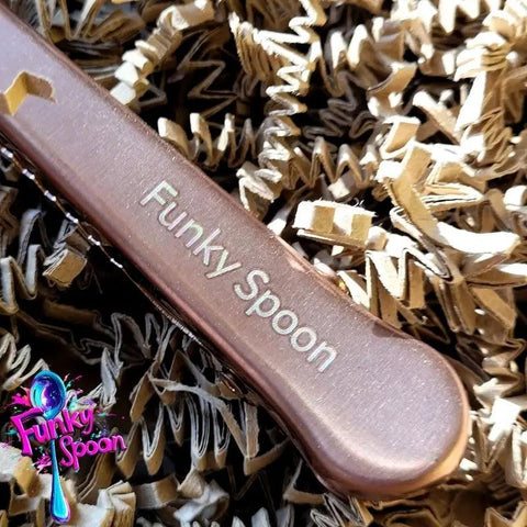 Funky Spoon grawerowana łyżeczka miarowa z klamrą uszczelniającą, Rose Gold by Funky Flavors (funky-spoon-grawerowana-lyzeczka-miarowa-z-klamra-uszczelniajaca-rose-gold)