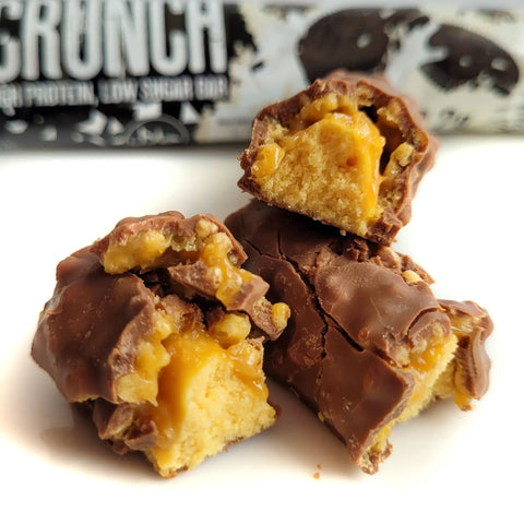 Warrior Crunch Cookies & Cream - baton proteinowy 20g białka, Mleczna Czekolada & Ciasteczkowy Karmel by Warrior Crunch (warrior-crunch-cookies-cream-baton-20g-bialka)