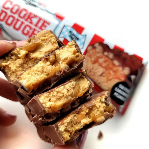 Adonis Cookie Dough Chunky Bar, Salted Caramel Peanut - proteinowy baton z kazeiną 18,1g białka & 205kcal by Adonis Gear (adonis-cookie-dough-chunky-bar-salted-caramel-peanut-proteinowy-baton-181g-bialka-205kcal)