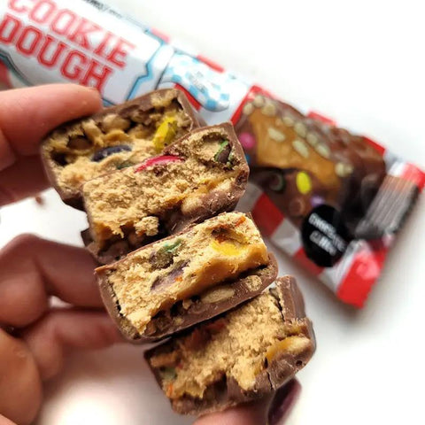 Adonis Cookie Dough Chunky Bar, Chocolate Candy - proteinowy baton z kazeiną, 14,4g białka & 197kcal by Adonis Gear (adonis-cookie-dough-chunky-bar-chocolate-candy-proteinowy-baton-z-kazeina-144g-bialka-197kcal)