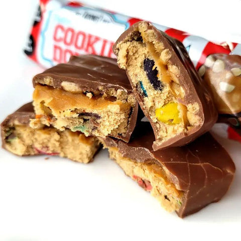 Adonis Cookie Dough Chunky Bar, Chocolate Candy - proteinowy baton z kazeiną, 14,4g białka & 197kcal by Adonis Gear (adonis-cookie-dough-chunky-bar-chocolate-candy-proteinowy-baton-z-kazeina-144g-bialka-197kcal)