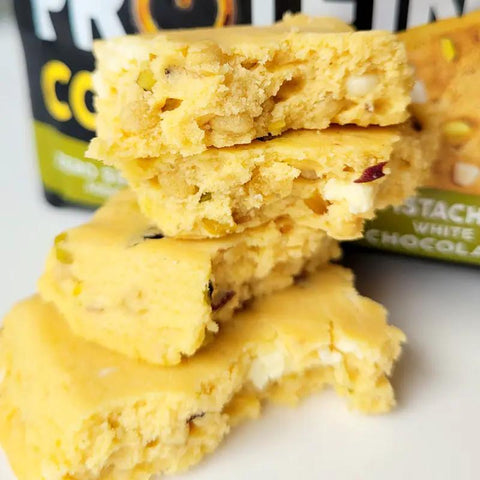 Sante GoOn Protein Cookie Pistachio White Chocolate - miękkie ciastko białkowe o smaku pistacji i białej czekolady by Sante (sante-goon-protein-cookie-pistachio-white-chocolate-miekkie-ciastko-bialkowe-o-smaku-pistacji-i-bialej-czekolady)