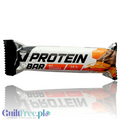 Baton proteinowy Guiltfree Trec Protein Nougat & Caramel w biało-czarnym opakowaniu z grafiką nugatu i karmelu